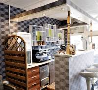 Kaviareň v Top lokalite mesta Šaľa na predaj - Interiér obchodných priestorov s barovým pultom, dekoratívnymi stenami a barovými stoličkami.