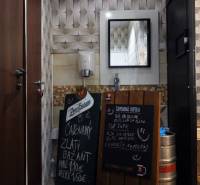 Kaviareň v Top lokalite mesta Šaľa na predaj - Interiérové obchodné priestory so zrkadlom, umývadlom a tabuľami s ponukou nápojov.