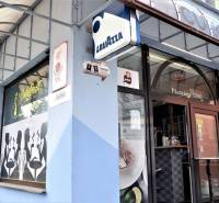 Kaviareň v Top lokalite mesta Šaľa na predaj - Exteriér obchodných priestorov v Šali s kaviarenskými motívmi na výklade.