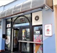 Kaviareň v Top lokalite mesta Šaľa na predaj - Vstup do obchodných priestorov v Šali so značkami Lavazza a Happy Brezhnev zmrzlina.