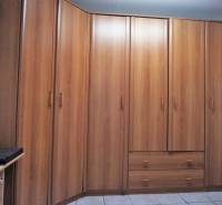 Prevádzková budova-AUTOSERVIS na predaj vo Veľkých Úľanoch - Rohová skriňa s dreveným dekorom vo výrobných priestoroch.