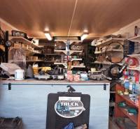 Prevádzková budova-AUTOSERVIS na predaj vo Veľkých Úľanoch - Predajňa autodielov s policami plnými súčiastok a príslušenstva vo výrobných priestoroch.