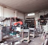 Prevádzková budova-AUTOSERVIS na predaj vo Veľkých Úľanoch - Pohľad do výrobných priestorov s dielenským zariadením, stoličkami a nástrojmi.