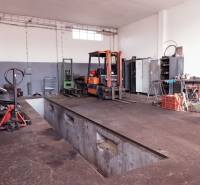 Prevádzková budova-AUTOSERVIS na predaj vo Veľkých Úľanoch - Výrobné priestory so zdvíhacou plošinou a vysokozdvižným vozíkom, vybavenie na údržbu a opravy.