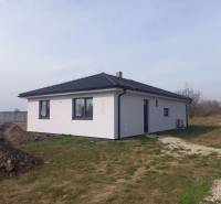 POSLEDNÁ Novostavba 4-izb rodinného domu v lukratívnej časti mesta - Rodinný dom v Galante s bielou fasádou stojí na trávnatom pozemku.