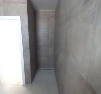 POSLEDNÁ Novostavba 4-izb rodinného domu v lukratívnej časti mesta - Kúpeľňa v rodinnom dome s veľkoformátovými dlaždicami a sprchovou zónou bez vaničky.