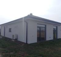 POSLEDNÁ Novostavba 4-izb rodinného domu v lukratívnej časti mesta - Rodinný dom v Galante s bielou fasádou a oknami so sklobetónom.