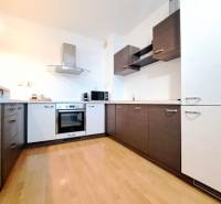 Miesto, kde sa budete cítiť doma–2-izbový byt na sídlisku West-Galana - Kuchyňa s podlahou s dreveným dekorom v 2-izbovom byte.