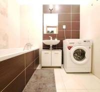 Miesto, kde sa budete cítiť doma–2-izbový byt na sídlisku West-Galana - Kúpeľňa v 2-izbovom byte s práčkou, vaňou a umývadlom.