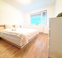 Miesto, kde sa budete cítiť doma–2-izbový byt na sídlisku West-Galana - Spálňa v 2-izbovom byte s podlahou s dreveným dekorom a veľkou posteľou.