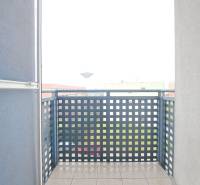 Miesto, kde sa budete cítiť doma–2-izbový byt na sídlisku West-Galana - Balkón v Galante z 2-izbového bytu so zábradlím a dlažbou, výhľad na mesto.