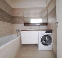 REZERVOVANÝ! Nová cena! Moderný 2-izbový byt – Galanta, sídlisko West - Kúpeľňa v 2-izbovom byte s vaňou, pračkou a bežovými obkladmi.