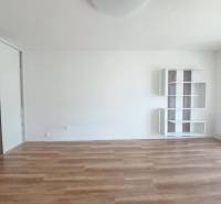 REZERVOVANÝ! Nová cena! Moderný 2-izbový byt – Galanta, sídlisko West - Izba v 2-izbovom byte s podlahou s dreveným dekorom a bielymi stenami.