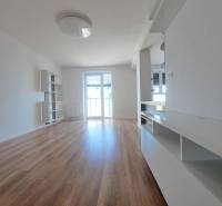 REZERVOVANÝ! Nová cena! Moderný 2-izbový byt – Galanta, sídlisko West - Obývací priestor v 2-izbovom byte s podlahou s dreveným dekorom a svetlými stenami.