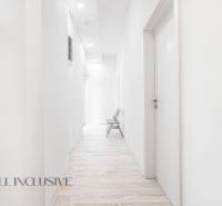 ALL INCLUSIVE I PODNIKATEĽSKÝ PRIESTOR 18 M2 NA PRENÁJOM GALANTA    - Svetlá chodba s drevenou podlahou a stoličkou v Kancelárii.