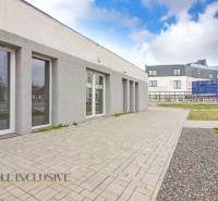 ALL INCLUSIVE I PODNIKATEĽSKÝ PRIESTOR 18 M2 NA PRENÁJOM GALANTA    - Na ulici Vajanského, vedľa obchodné priestory s modernou architektúrou a spevnenými chodníkmi.