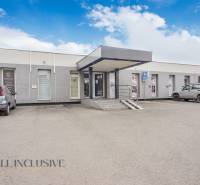 ALL INCLUSIVE I PODNIKATEĽSKÝ PRIESTOR 18 M2 NA PRENÁJOM GALANTA    - Jednopodlažná budova s obchodnými priestormi na ulici Vajanského, parkoviskom a autami pred vstupom.