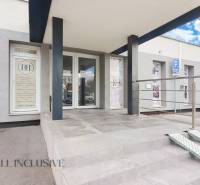 ALL INCLUSIVE I PODNIKATEĽSKÝ PRIESTOR 18 M2 NA PRENÁJOM GALANTA    - Vchod obchodných priestorov na ulici Vajanského, s bezbariérovým prístupom a parkovacím miestom.