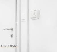 ALL INCLUSIVE I PODNIKATEĽSKÝ PRIESTOR 18 M2 NA PRENÁJOM GALANTA    - Biela stena s termostatom a kľučkou v Kancelárii.