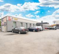 ALL INCLUSIVE I PODNIKATEĽSKÝ PRIESTOR 18 M2 NA PRENÁJOM GALANTA    - Budy budov na Clementisových Sadoch v Galante so zaparkovanými vozidlami pri kanceláriách.