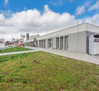 ALL INCLUSIVE I PODNIKATEĽSKÝ PRIESTOR 18 M2 NA PRENÁJOM GALANTA    - Na ulici Vajanského sú obchodné priestory, vedľa chodníka je zelený trávnik.