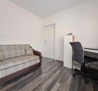 Predvianočná zľava! Na predaj krásny 4izb dom v obci Čierny Brod  - Pohovka a pracovný stôl v rodinnom dome s podlahou s dreveným dekorom.