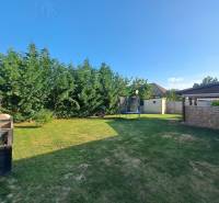 Predvianočná zľava! Na predaj krásny 4izb dom v obci Čierny Brod  - Záhrada rodinného domu v Čiernom Brode s trávnikom, trampolínou a hustými ihličnanmi.