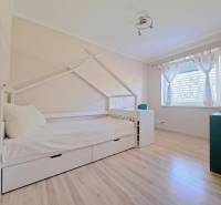 Predvianočná zľava! Na predaj krásny 4izb dom v obci Čierny Brod  - Detská izba v rodinnom dome s posteľou v tvare domčeka a podlahou s dreveným dekorom.