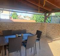 Predvianočná zľava! Na predaj krásny 4izb dom v obci Čierny Brod  - Terasa pri rodinnom dome v Čiernom Brode s posedením z umelého ratanu.