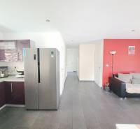 Predvianočná zľava! Na predaj krásny 4izb dom v obci Čierny Brod  - Kuchyňa s fialovými skrinkami a sivou podlahou v rodinnom dome.