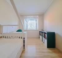 Predvianočná zľava! Na predaj krásny 4izb dom v obci Čierny Brod  - Izba rodinného domu s posteľou, knihovničkou a podlahou s dreveným dekorom.