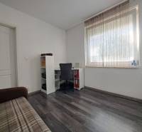 Predvianočná zľava! Na predaj krásny 4izb dom v obci Čierny Brod  - Izba v rodinnom dome s podlahou s dreveným dekorom, stolom, stoličkou a pohovkou.