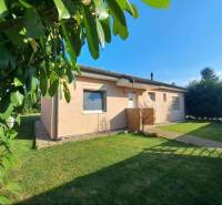 Predvianočná zľava! Na predaj krásny 4izb dom v obci Čierny Brod  - Rodinný dom v Čiernom Brode obklopený zeleňou a udržiavaným trávnikom.