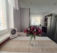 Predvianočná zľava! Na predaj krásny 4izb dom v obci Čierny Brod  - Kuchyňa v rodinnom dome s váhou tulipánov na stole a bielymi závesmi.