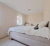 Predvianočná zľava! Na predaj krásny 4izb dom v obci Čierny Brod  - Svetlá spálňa v rodinnom dome s pohodlnou posteľou a podlahou s dreveným dekorom.