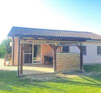 Predvianočná zľava! Na predaj krásny 4izb dom v obci Čierny Brod  - Rodinný dom v Čiernom Brode s terasou, záhradou a pergolou, obklopený zeleným trávnikom.