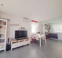 Predvianočná zľava! Na predaj krásny 4izb dom v obci Čierny Brod  - Obývacia izba v rodinnom dome s televízorom, kuchynským kútom a stolom s tromi stoličkami.