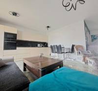 Neodolateľná ponuka! 4-izbová novostavba Galanta-Kolónia za super cenu - Obývačka v rodinnom dome s otvorenou kuchyňou a jedálenským stolom. Podlaha s dreveným dekorom.