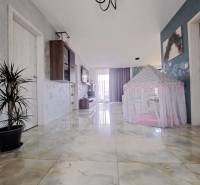 Neodolateľná ponuka! 4-izbová novostavba Galanta-Kolónia za super cenu - Chodba v rodinnom dome s lesklou dlažbou a detským stanom.