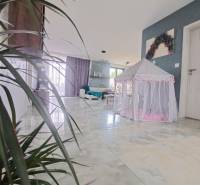 Neodolateľná ponuka! 4-izbová novostavba Galanta-Kolónia za super cenu - Interiér rodinného domu so stanom pre deti na lesklej podlahe a rastlinami.