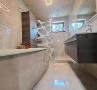 Neodolateľná ponuka! 4-izbová novostavba Galanta-Kolónia za super cenu - Kúpeľňa v rodinnom dome s vaňou, moderným osvetlením, dlažbou a umývadlom.