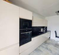 Neodolateľná ponuka! 4-izbová novostavba Galanta-Kolónia za super cenu - Kuchyňa v rodinnom dome s lesklou linkou a zabudovanými spotrebičmi, podlaha s mramorovým vzorom.