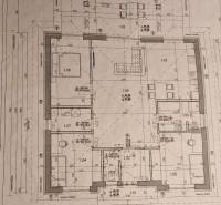 Neodolateľná ponuka! 4-izbová novostavba Galanta-Kolónia za super cenu - Pôdorys rodinného domu s rozložením miestností a nábytkovým vybavením.