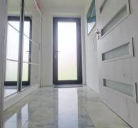 Neodolateľná ponuka! 4-izbová novostavba Galanta-Kolónia za super cenu - Interiér rodinného domu s lesklou keramickou podlahou a sklenenými dverami.