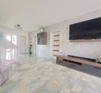 Neodolateľná ponuka! 4-izbová novostavba Galanta-Kolónia za super cenu - Obývačka v Rodinnom dome s televízorom na stene, stanom a keramickou podlahou.