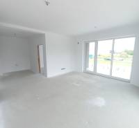 SKOLAUDOVANÉ! Novostavba 2-3 izbových bytov s pozemkom Richtárske pole - Svetlá obývacia izba v 2-izbovom byte s veľkými oknami a prázdnou podlahou.