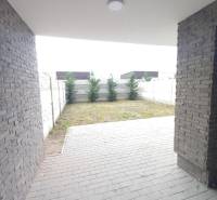 SKOLAUDOVANÉ! Novostavba 2-3 izbových bytov s pozemkom Richtárske pole - Spevnená terasa a malá záhrada v Galante pri 2-izbovom byte.