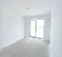 SKOLAUDOVANÉ! Novostavba 2-3 izbových bytov s pozemkom Richtárske pole - Svetlá miestnosť v 2-izbovom byte s veľkým oknom a bielymi stenami.