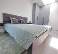 SKOLAUDOVANÉ! Novostavba 2-3 izbových bytov s pozemkom Richtárske pole - Spálňa v 2-izbovom byte so svetlom z horného okna a minimalistickým vybavením.