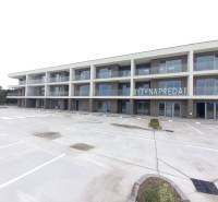 SKOLAUDOVANÉ! Novostavba 2-3 izbových bytov s pozemkom Richtárske pole - Novostavba s balkónmi v Galante pre 2-izbové byty, prázdne parkovisko.